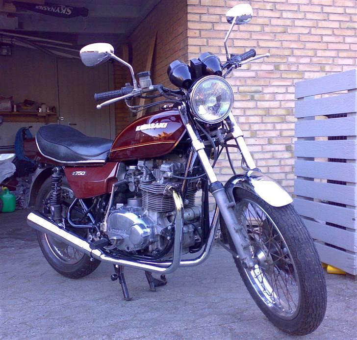 Kawasaki KZ 750 B1 TWIN (SOLGT) - 1.ste omgang af poleringsarbejdet er overstået .... billede 9