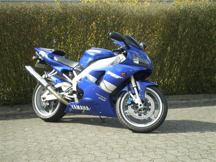 Yamaha R1 billede 1
