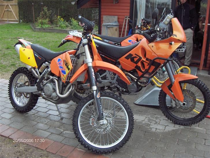KTM 525 EXC - Har lige hentet den hjem, den fylder ikke meget ved siden af en KTM Adventure billede 2