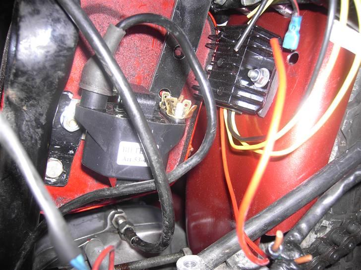 Triumph Speed tvin - Man kan få meget nyt til strømdele. Lille tændspole fra Biltema og en stump fra Kyhn. Håber sgu´ at det virker. billede 9