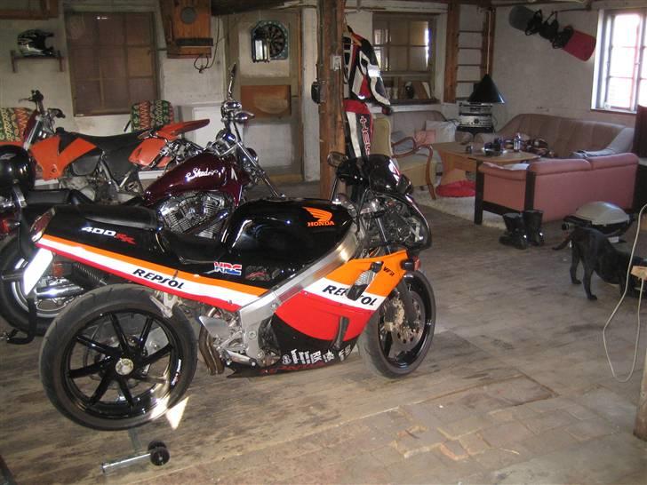 Honda VFR 400R NC 30 - MC værksted og slyngelstue :) billede 8