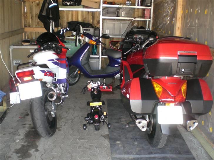 Honda cbr600 f3 - min mc og min nevøs og den gamles i garage he he  billede 10