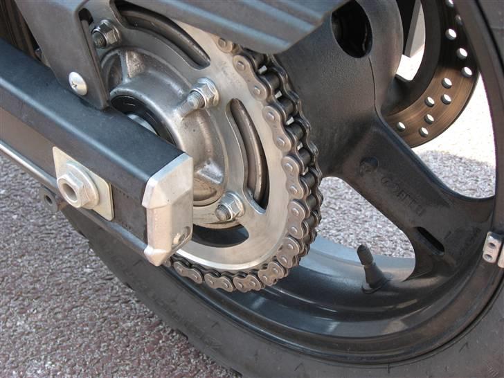 Suzuki DL 650A K7 V-Strom - Ren kæde. Før smøring med kædevoks. billede 12
