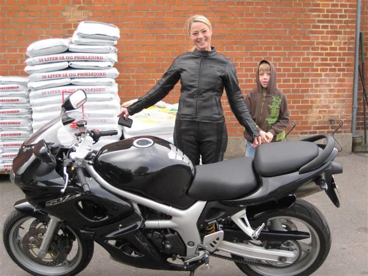 Suzuki sv 650S - Weeeee!!! Første tur (kan man se jeg er glad??) billede 1
