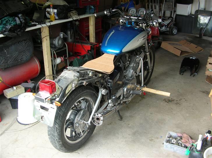 Yamaha XV 750 SE - Skulle da lige prøve den dragstar tank, som jeg fik med. Samt en skabelon af nyt sæde. billede 3