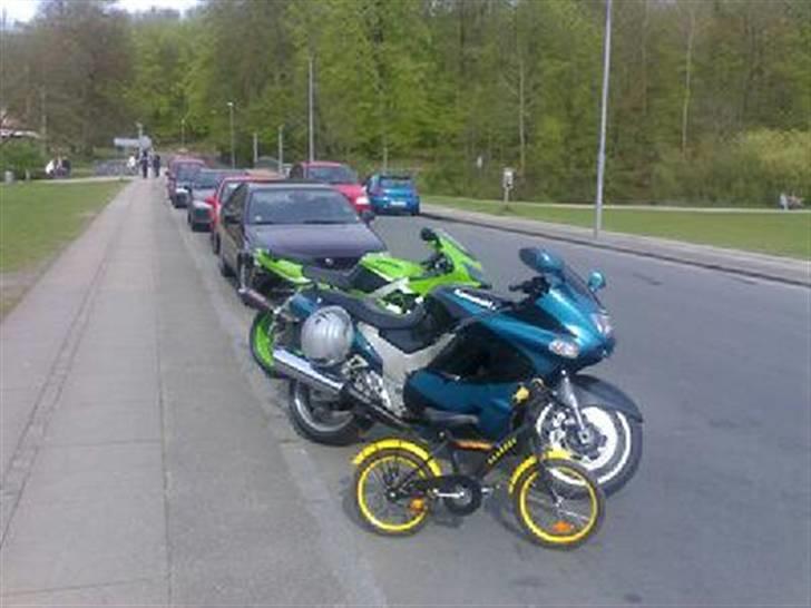 Kawasaki zx636r - her har en 4 årig så lige smidt hans "kværn" super sejt af den lille gut... skal nok blive en rigtig mc er dag. billede 11