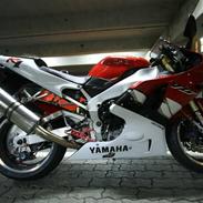 Yamaha R 1
