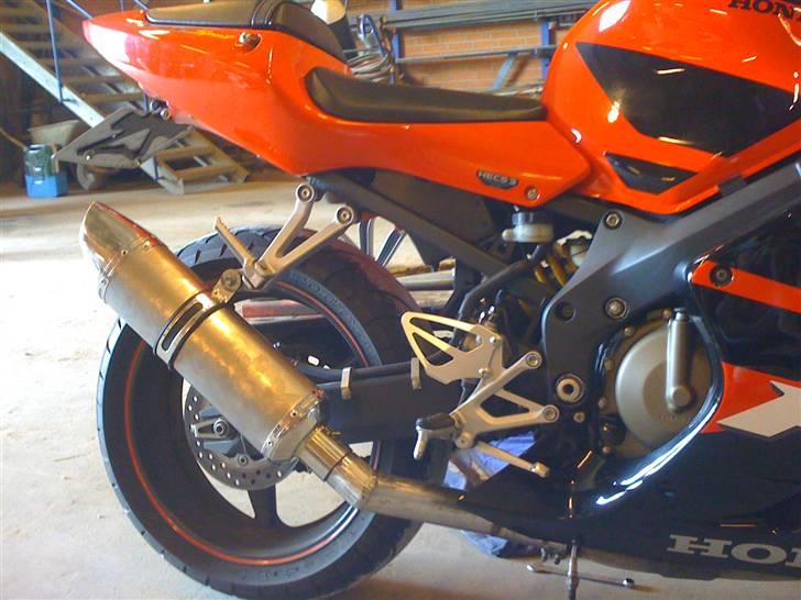 Honda CBR 600 F4 Sport *SOLGT* - Så kom den nyt pot på, custom mellemrør lavet af bettebror, skal lige slibes til og forkromes.. hehe billede 13