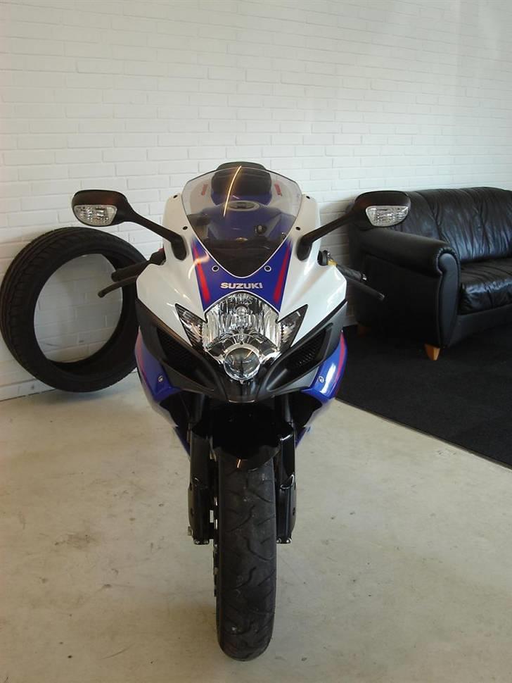 Suzuki GSXR-750 K7 *SOLGT* - Forfra billede 6