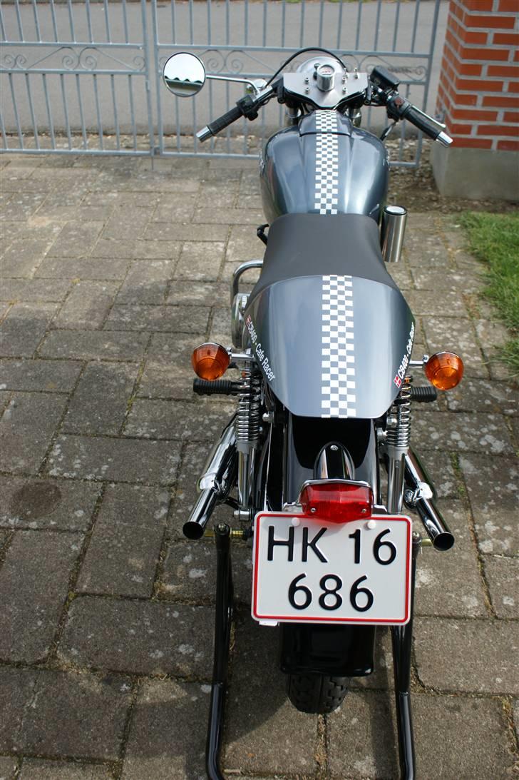 Honda CB400T (Cafe Racer) - Har fået lavet "racer" tern ind over tank & sædeskal ren 60´er stil... Og BSA potter er der kommet på, helt hule, så lyder vildt godt (og højt) billede 5