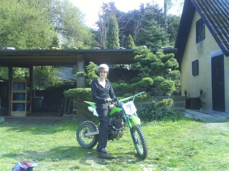 Loncin Kinesisk 150ccm DirtBike - Mig og hende,. (det skal siges det er cross-mekanik tøj jeg har på) XD billede 10