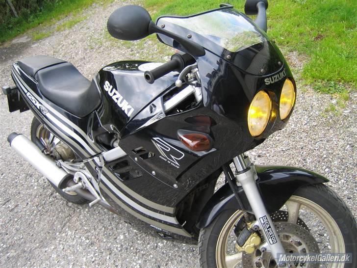 Suzuki GSX-R 250  - Bare for samling. Udlånt af http://www.motorcykelgalleri.dk/html/gal_visbil.asp?ID=17046 billede 16