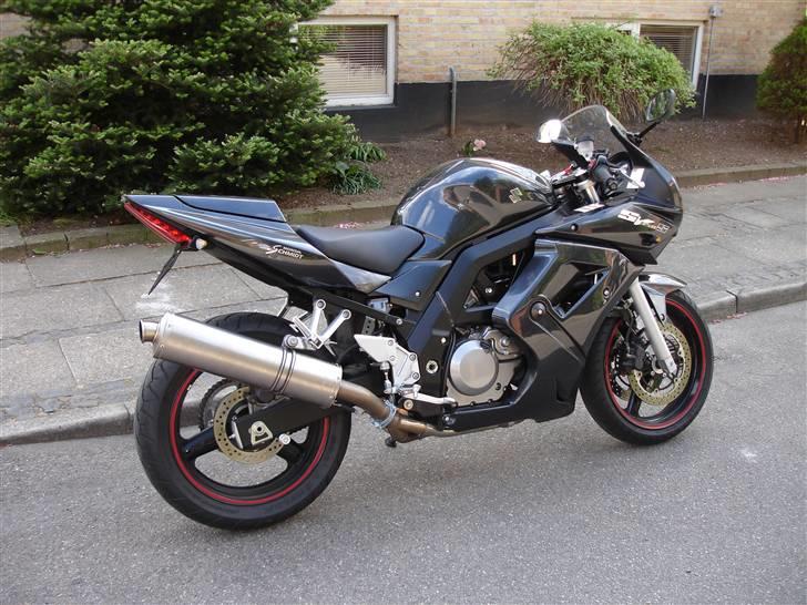 Suzuki sv 650s #solgt# - Så kom der slipon potte på fra Leovinci, og lille nummerpladeholder:) billede 1