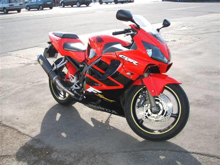 Honda cbr 600 F4 sport - så er der kommet rim-strips på fælgen og gitter i kåben samt ny udstødning.. lyder godt billede 8