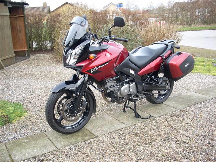 Suzuki DL V-strom 650 AK 7 -  Så er den klar til en sommer på de danske veje . Der er billeder med den nye skærm  i slutningen af albumet. billede 1