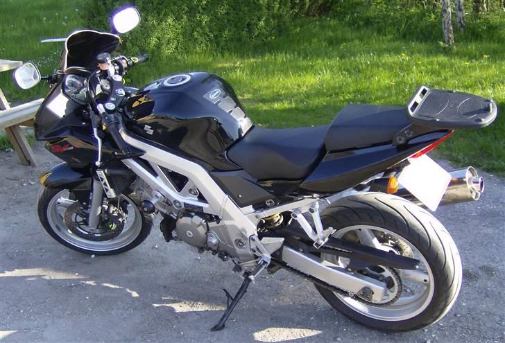 Suzuki SV650S (SOLGT) - Så kom SV´en hjem. Den havde ikke stået så længe hos forhandleren, så han havde ikke lige nået at gøre den helt pæn og ren! billede 3