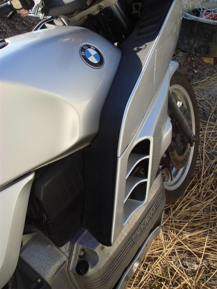 BMW k 100 rs - lakken har klaret sig godt i de kølige/fugtige garage, men mon ikke en gang polish vil være godt !!! billede 4