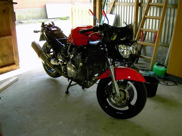 Suzuki GSX600F - så bliver den lige skilt så den kunne blive gjort ordenligt rent, det trængte den til.. billede 8