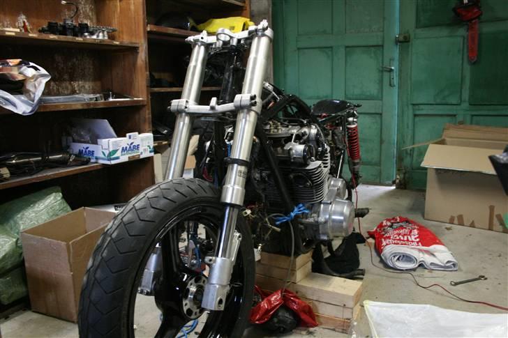 Suzuki GS 750 - Så er den nye forgaffel blevet sat på. Så er den snart klar til at komme ud. billede 14