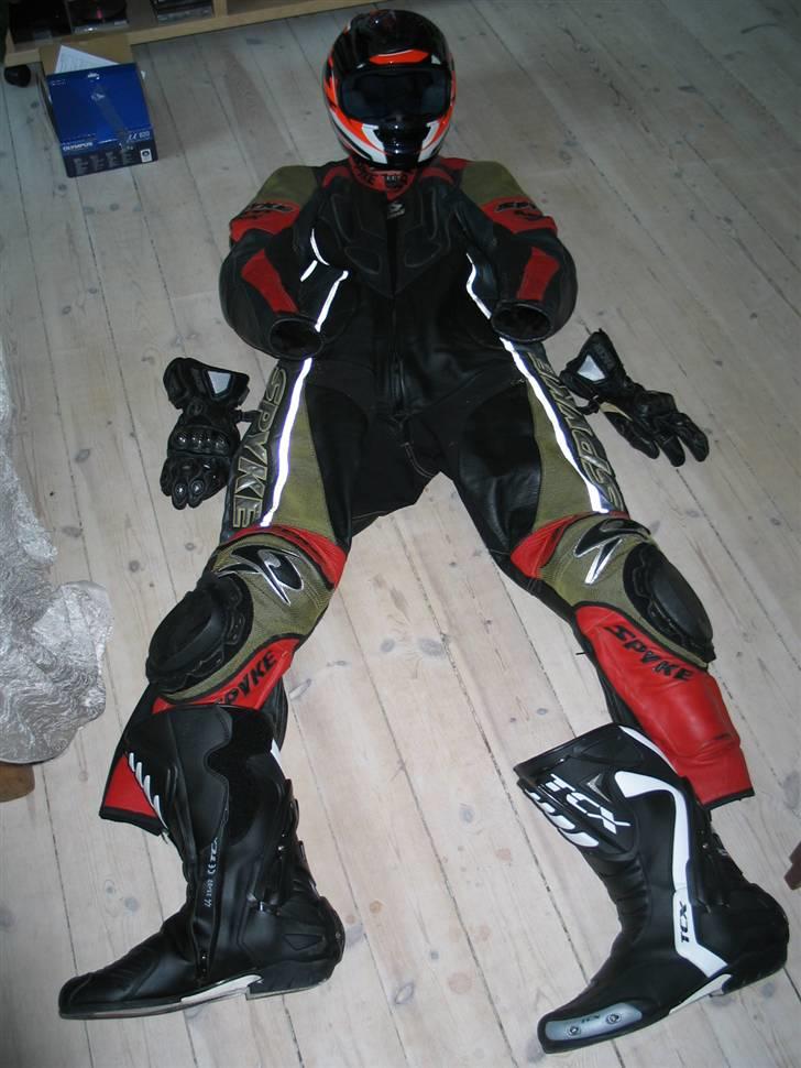 Kawasaki zxr 400 (solgt) - Udstyret, der mangler dog min rygbeskytter i billedet. billede 7