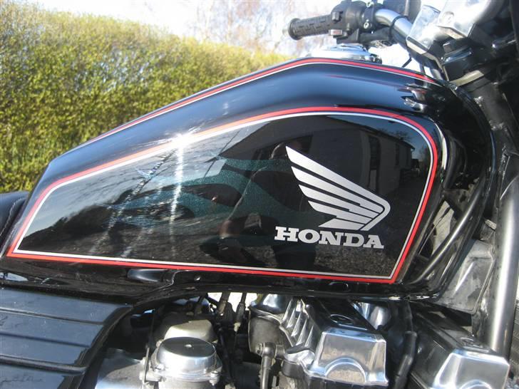 Honda CB 750sc Nighthawk ( Solgt ) - Dyb sort med flake, flammer i kameleon, ses kun i direkte sol. 100% billede 1