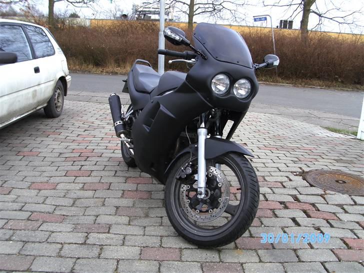 Suzuki gs 500 - så er den endlig blevet nogenlunde færdig, synes selv at det hat pyntet på den. Jeg mangler bare lige en kåbe. billede 1