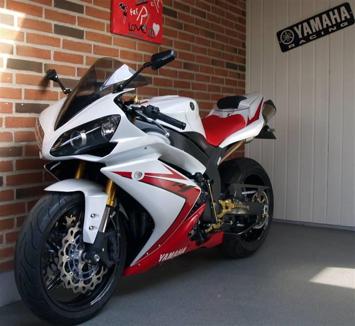 Yamaha R1 billede 1
