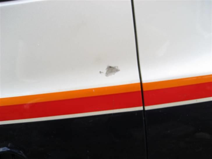 Kawasaki GPZ 600R - En skramme som den nok har fået af et taskebeslag billede 4