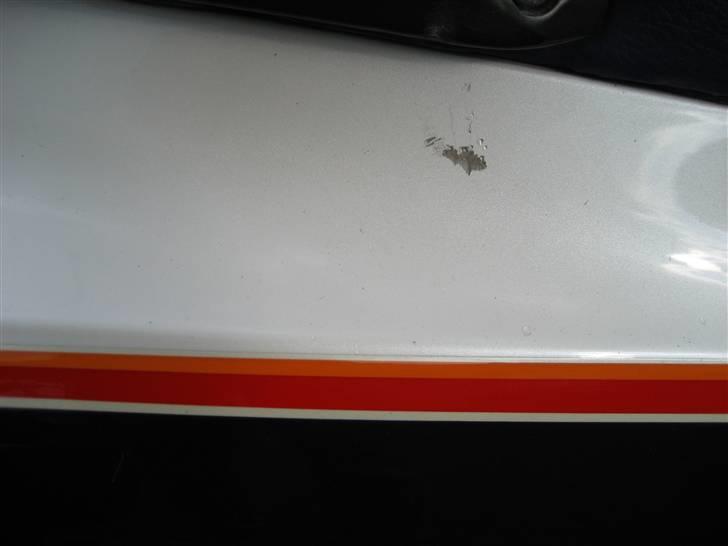 Kawasaki GPZ 600R - En skramme som den nok har fået af et taskebeslag billede 6