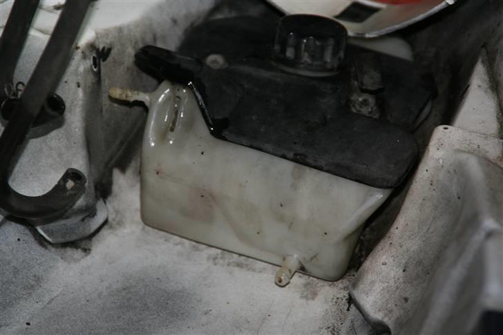 Kawasaki GPZ 600R - Tror det er oliekølere beholder som er utæt  billede 8