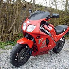 Yamaha FZ 750