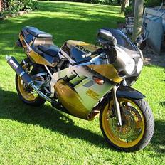 Suzuki GSX-R 400   SOLGT