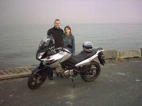 Suzuki DL 650 V-Strom - Her er min kone og jeg på en tur op af Strandvejen billede 1