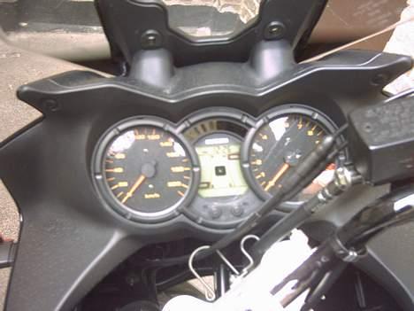 Suzuki DL 650 V-Strom - Jeg har aldrig haft ur og benzinmåler på en mc før, dejligt! billede 4