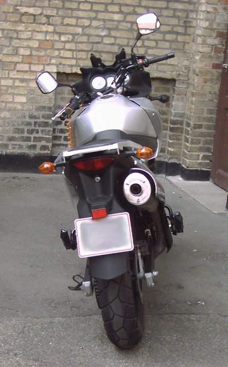 Suzuki DL 650 V-Strom - Dejligt at kunne parkere foran indgangen til bagtrappen. billede 6