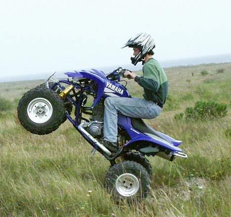 Yamaha YFM 660R raptor - lige kommet op af mindre stejl bakke ;) faktisk er gassen sluppet og forhjulene er for længst på vej ned mod jorden igen ( øverste 20-30 cm så godt som lodret ) billede 1