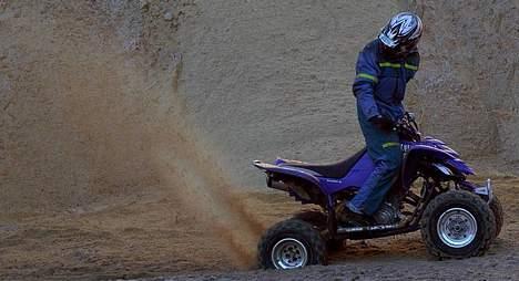 Yamaha YFM 660R raptor - Roostertail i en lille grusgrav ;) hit and run illigal driving billede 2