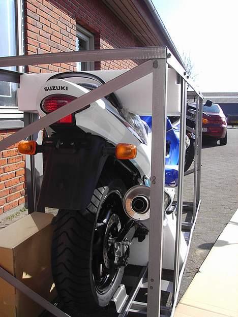Suzuki GSX 600f (Ringkøbing) - Her ses min SPRIT nye cykel i sit ankomene bur billede 1