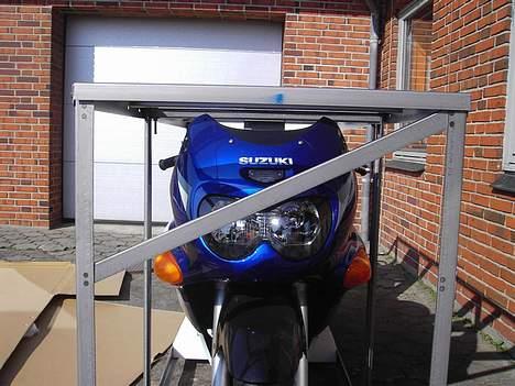 Suzuki GSX 600f (Ringkøbing) - Her ses min SPRIT nye cykel i sit ankomene bur billede 2