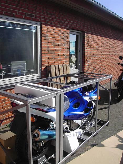 Suzuki GSX 600f (Ringkøbing) - Her ses min SPRIT nye cykel i sit ankomene bur billede 4
