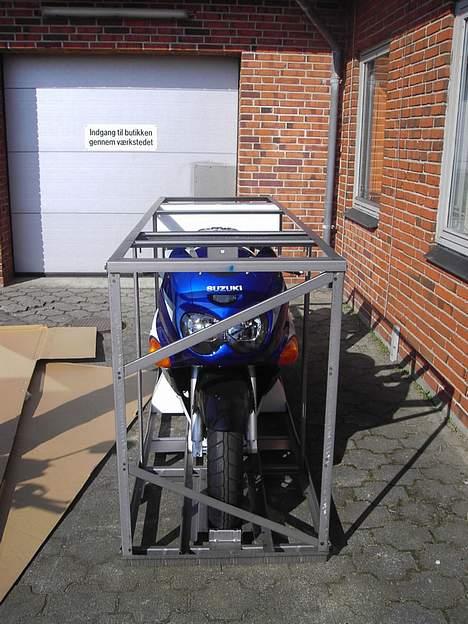 Suzuki GSX 600f (Ringkøbing) - Her ses min SPRIT nye cykel i sit ankomene bur billede 5