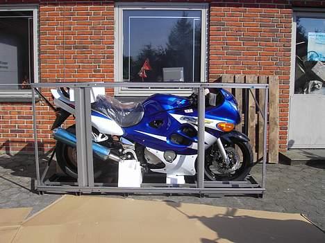 Suzuki GSX 600f (Ringkøbing) - Her ses min SPRIT nye cykel i sit ankomene bur billede 6