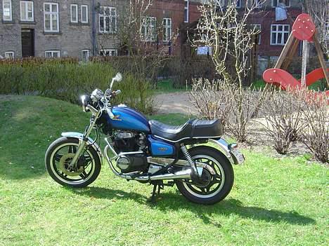 Honda cm 400 t (død) - Rumlepotten på en lækker forårsdag i baggården billede 1