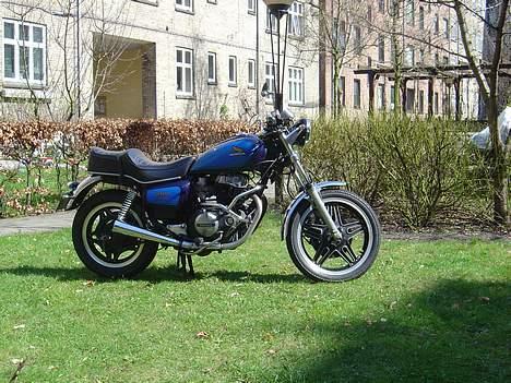 Honda cm 400 t (død) - Mere en englænder end en amerikaner nu billede 2