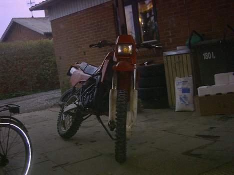 Suzuki TS250X - Solgt - Et forfra billede 3