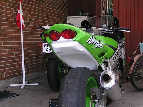 Kawasaki ZX9R (SOLGT) - Her er underset under motering, den er nu malet grøn og sidder fast monteret :D billede 9