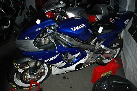 Yamaha R1 - Val de Vienne 2006, Med en sur gammel meget Langsom Suzuki baghved. billede 6