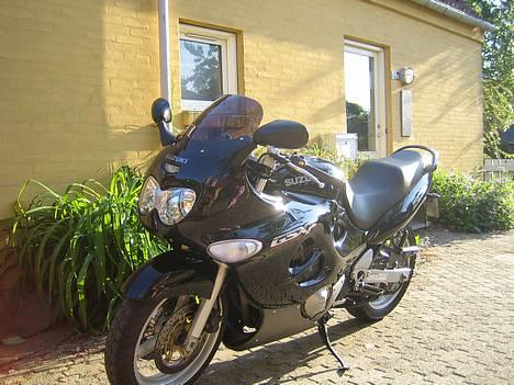 Suzuki GSX 750 F - ja nu er der kommet hvide blink.. og tonet kåbe visir. billede 2