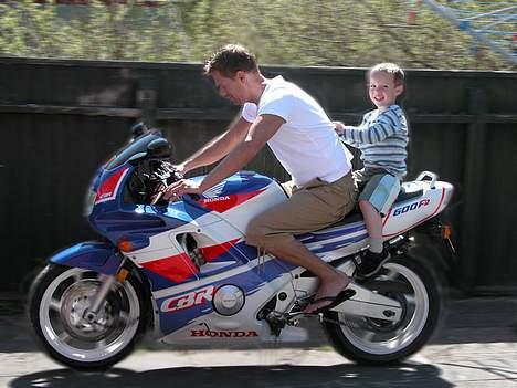 Honda CBR 600 F2 *SOLGT* - Min lillebror og nevø. De kan jo lige så godt lære det. :-p billede 7