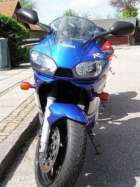 Yamaha YZF R6 SOLGT - Fotografen kunne ikke komme i skovskidestilling så han kunne tage den i frøperspektiv..  billede 2